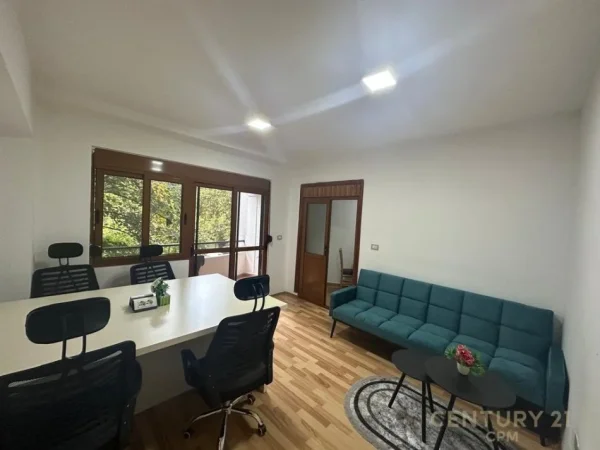 Tirane, jepet me qera zyre Kati 1, 70 m² 860 € (Qender)