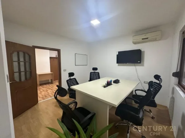 Tirane, jepet me qera zyre Kati 1, 70 m² 860 € (Qender)