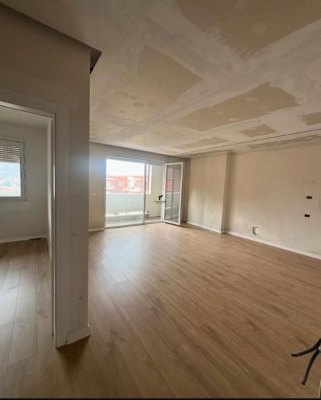 Tirane, shitet apartament 3+1+Ballkon Kati 8, 125 m² 250.000 € (RRUGA E KAVAJES)