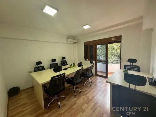 Tirane, jepet me qera zyre Kati 1, 70 m² 860 € (Qender)