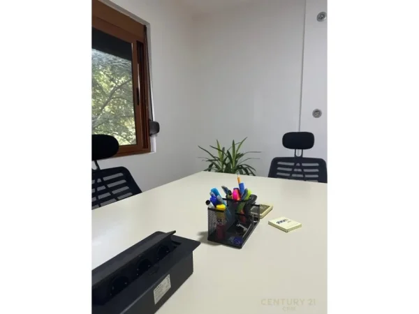 Tirane, jepet me qera zyre Kati 1, 70 m² 860 € (Qender)