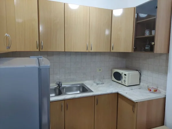 Tirane, jepet me qera apartament 1+1+Ballkon Kati 4, 60 m² 400 € (5 MAJI)