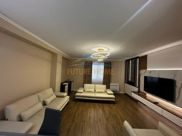 Tirane, jepet me qera apartament 1+1+Ballkon Kati 5, 70 m² 600 € (Bulevardi Zogu i I)