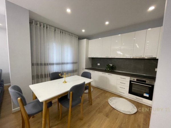 Tirane, jepet me qera apartament 2+1 Kati 4, 108 m² 800 € (Zogu i zi)