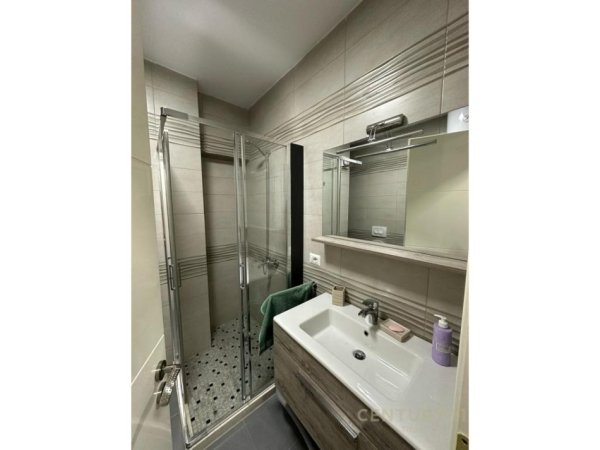 Tirane, jepet me qera apartament 2+1 Kati 3, 95 m² 1.000 € (Qender)