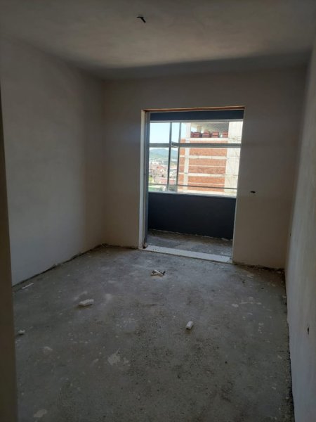 Tirane, shitet apartament 2+1+Ballkon Kati 4, 97 m² 95.000 € (Univers City)