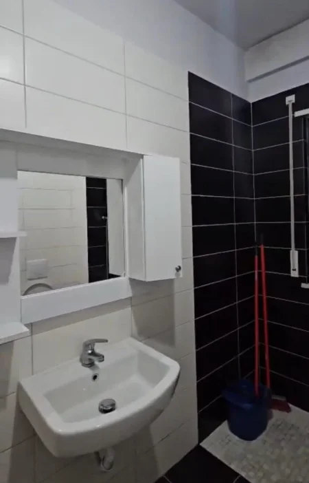 Tirane, jepet me qera apartament 1+1+Ballkon Kati 3, 75 m² 450 € (Nexho Konomi Astir)