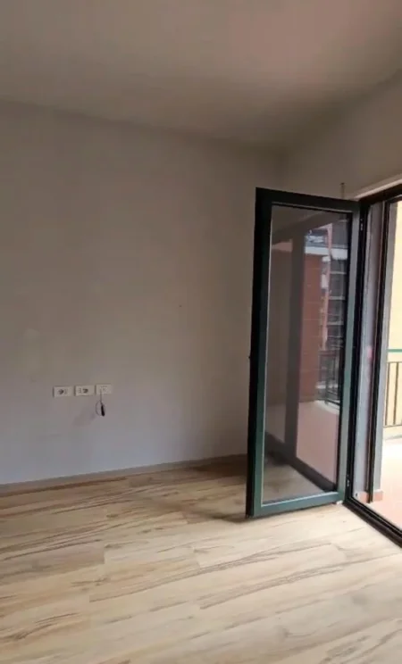 Tirane, jepet me qera apartament 1+1+Ballkon Kati 3, 75 m² 450 € (Nexho Konomi Astir)