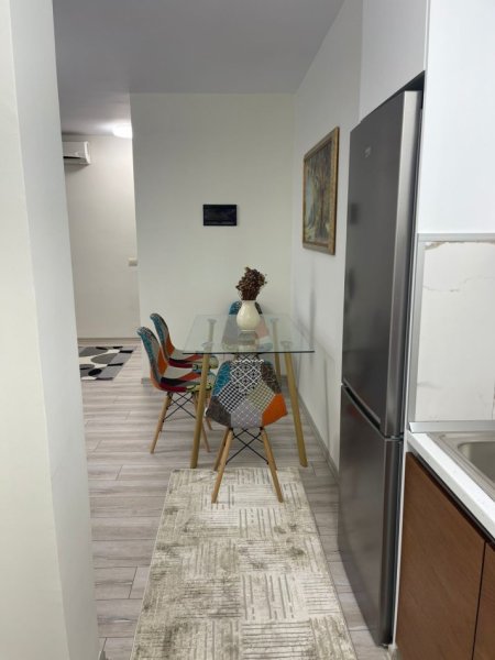 Tirane, jepet me qera apartament 1+1+Ballkon Kati 7, 70 m² 900 € (Rruga e Kosovareve)