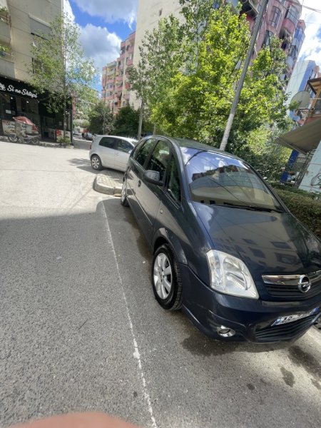 Tirane, shitet makine Opel Meriva 1.3 Nafte, gri e erret manuale Klima 198.000 km 3.200 €