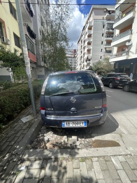 Tirane, shitet makine Opel Meriva 1.3 Nafte, gri e erret manuale Klima 198.000 km 3.200 €
