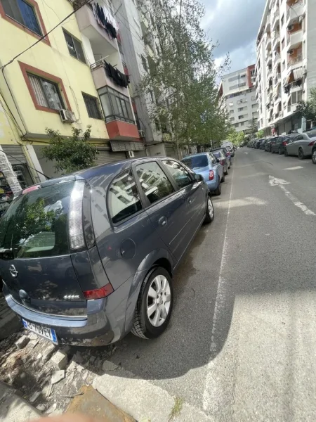 Tirane, shitet makine Opel Meriva 1.3 Nafte, gri e erret manuale Klima 198.000 km 3.200 €