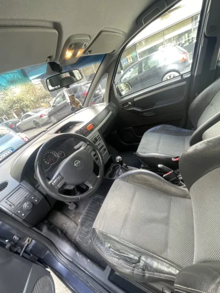Tirane, shitet makine Opel Meriva 1.3 Nafte, gri e erret manuale Klima 198.000 km 3.200 €