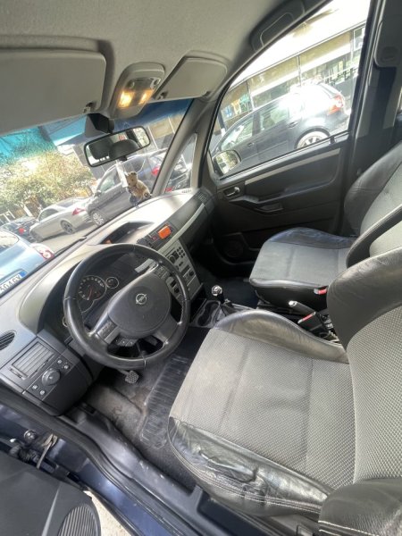 Tirane, shitet makine Opel Meriva 1.3 Nafte, gri e erret manuale Klima 198.000 km 3.200 €