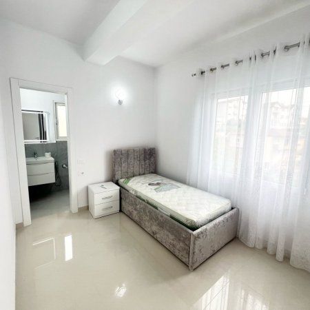 Tirane, jepet me qera shtepi 2+1+Ballkon Kati 2, 120 m² 600 € (Sauk)