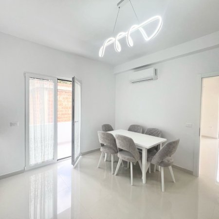 Tirane, jepet me qera shtepi 2+1+Ballkon Kati 2, 120 m² 600 € (Sauk)