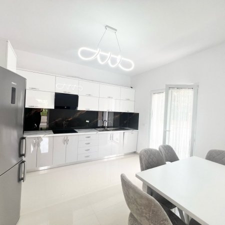 Tirane, jepet me qera shtepi 2+1+Ballkon Kati 2, 120 m² 600 € (Sauk)