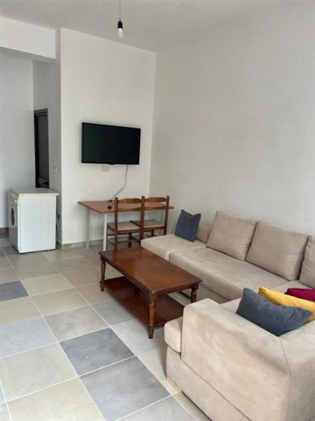 Tirane, jepet me qera shtepi 2+1 Kati 1, 65 m² 370 € (5 Maji)