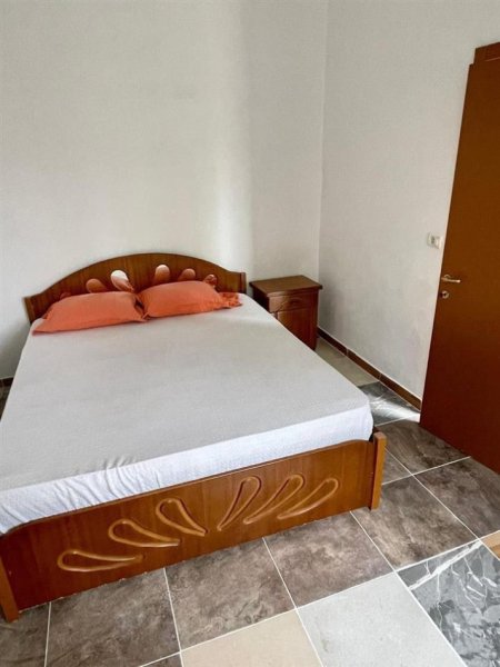 Tirane, jepet me qera shtepi 2+1 Kati 1, 65 m² 370 € (5 Maji)