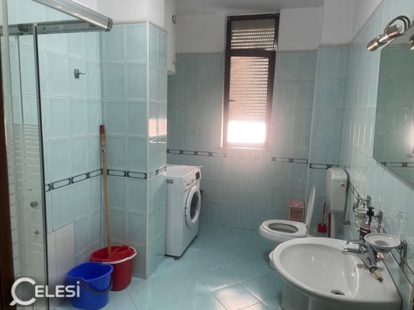 Tirane, jepet me qera apartament 1+1+Ballkon Kati 4, 70 m² 500 € (rruga e elbasanit)