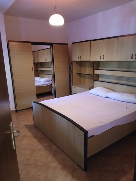 Tirane, jap me qera shtepi 1+1+Ballkon Kati 1, 80 m² 330 € (Rruga Endri Keko)