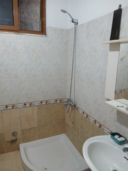 Tirane, jap me qera shtepi 1+1+Ballkon Kati 1, 80 m² 330 € (Rruga Endri Keko)