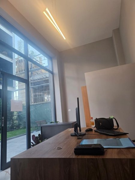Tirane, jepet me qera ambjent biznesi Kati 0, 25 m² 300 € (Bulevardi Migjeni 70m nga Rotondo Astir)
