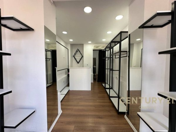 Tirane, jepet me qera dyqan buze rruge Kati 0, 24 m² 800 € (21 Dhjetori)
