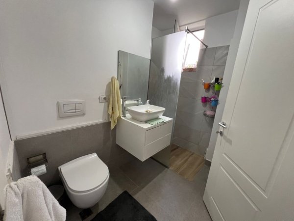 Tirane, jepet me qera apartament 2+1 , 125 m² 600 € (Gramoz Pashko)