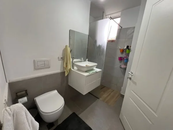 Tirane, jepet me qera apartament 2+1 , 125 m² 600 € (Gramoz Pashko)