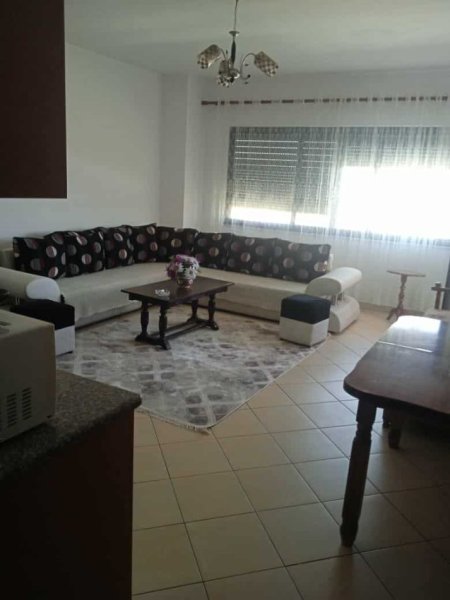 Tirane, jepet me qera 1+1+Ballkon Kati 5, 70 m² 300 € (FUSHE MEZES PRANE TRESHIT DHE URBANEVE TE KAMZES.)