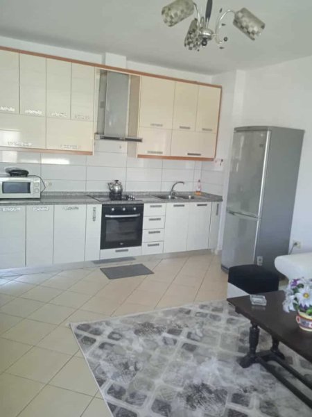 Tirane, jepet me qera 1+1+Ballkon Kati 5, 70 m² 300 € (FUSHE MEZES PRANE TRESHIT DHE URBANEVE TE KAMZES.)