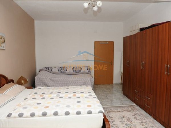 Tirane, jepet me qera apartament 1+1 Kati 2, 130 m² 400 € (Ali Demi)