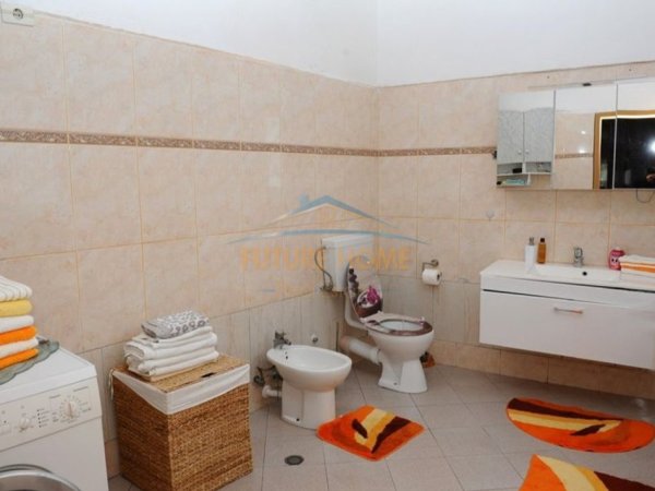Tirane, jepet me qera apartament 1+1 Kati 2, 130 m² 400 € (Ali Demi)