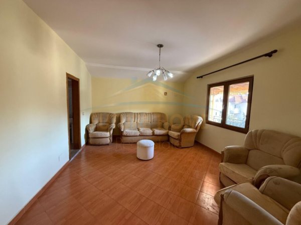 Tirane, jepet me qera apartament 4+1 Kati 3, 149 m² 600 € (RRUGA HAXHI ISUF BANKA)