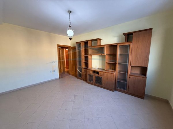 Tirane, jepet me qera apartament 4+1 Kati 3, 149 m² 600 € (RRUGA HAXHI ISUF BANKA)