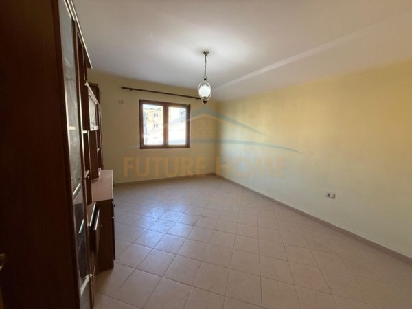 Tirane, jepet me qera apartament 4+1 Kati 3, 149 m² 600 € (RRUGA HAXHI ISUF BANKA)