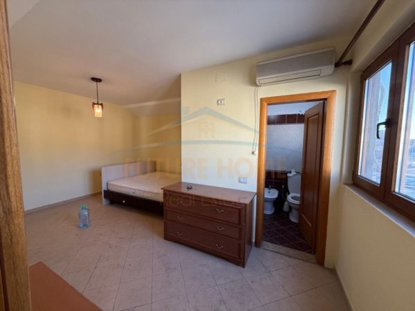 Tirane, jepet me qera apartament 4+1 Kati 3, 149 m² 600 € (RRUGA HAXHI ISUF BANKA)