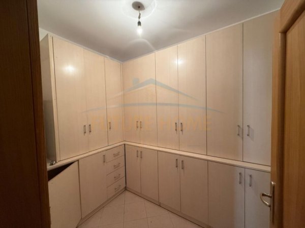 Tirane, jepet me qera apartament 4+1 Kati 3, 149 m² 600 € (RRUGA HAXHI ISUF BANKA)