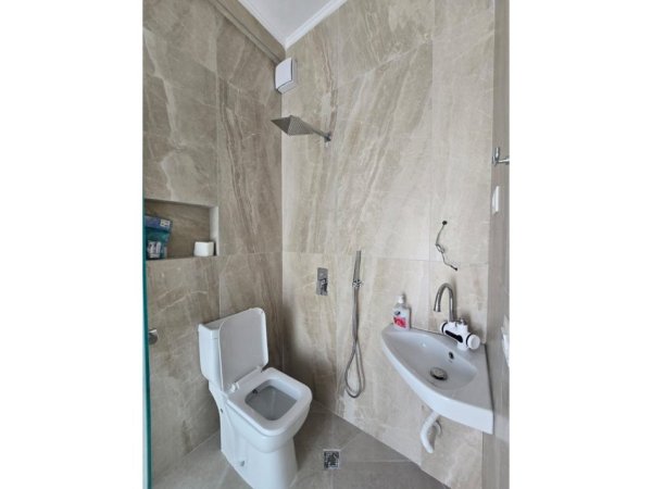 Tirane, jepet me qera apartament 2+1+Ballkon Kati 8, 109 m² 1.500 € (bond112142)