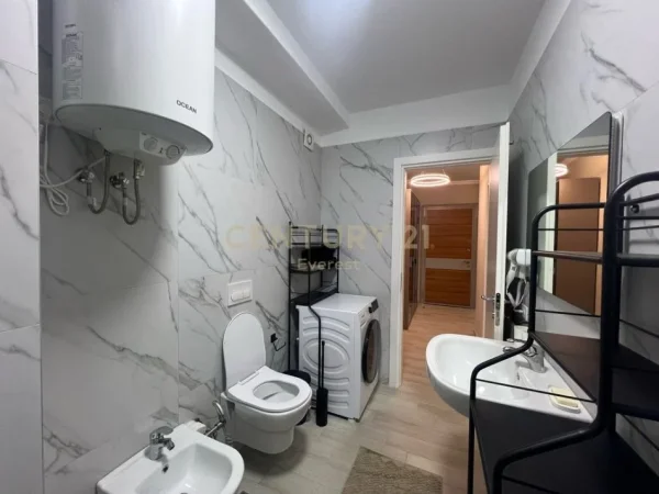 Tirane, jepet me qera apartament 1+1+Ballkon Kati 7, 81 m² 1.000 € (everest113795)