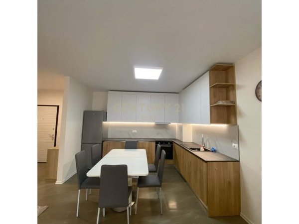 Tirane, jepet me qera 3+1 Kati 6, 129 m² 700 € (Neom114114)