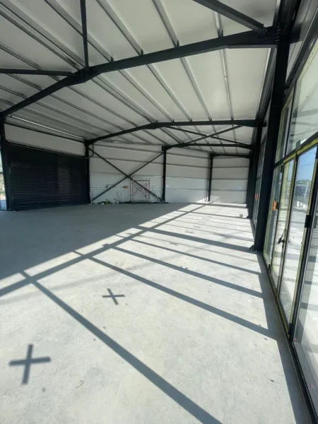 Tirane, jepet me qera magazine Kati 0, 400 m² 1700 € (Kamez)