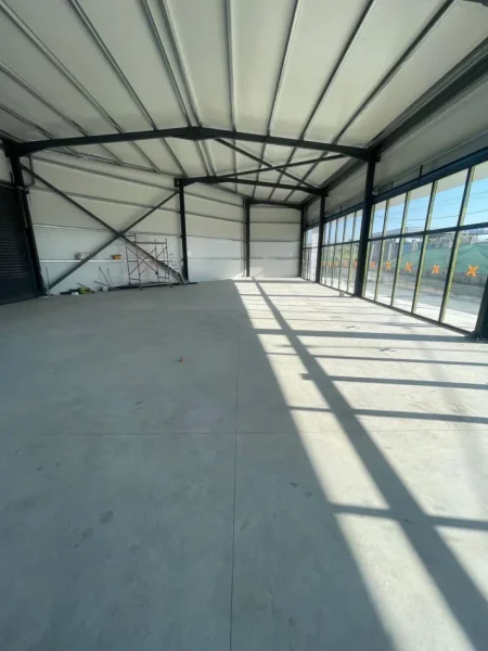 Tirane, jepet me qera magazine Kati 0, 400 m² 1700 € (Kamez)