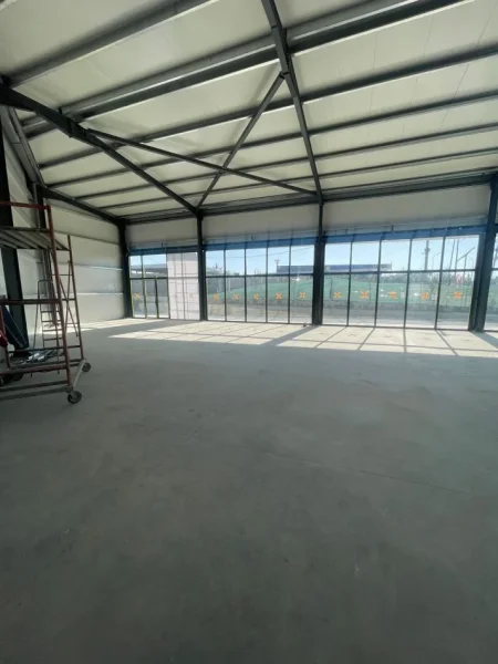 Tirane, jepet me qera magazine Kati 0, 400 m² 1700 € (Kamez)