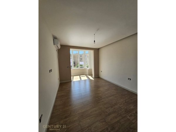 Tirane, jepet me qera zyre Kati 3, 1.200 m² 1.200 € (Zogut te Zi)