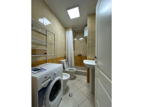 Tirane, jepet me qera apartament 1+1+Ballkon Kati 4, 55 m² 600 € (everest114109)