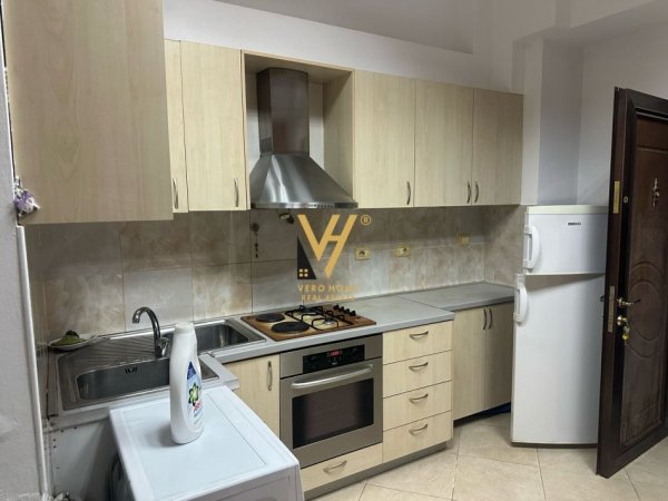 Tirane, jepet me qera garsonier 1+1 Kati 1, 30 m² 300 € (21 DHJETORI)