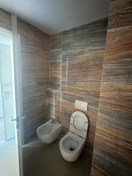 Tirane, jepet me qera ambjent biznesi Kati 5, 125 m² 2.400 € (rruga e kavajes)