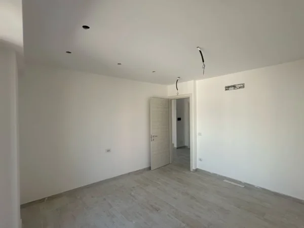 Tirane, jepet me qera ambjent biznesi Kati 5, 125 m² 2.400 € (rruga e kavajes)